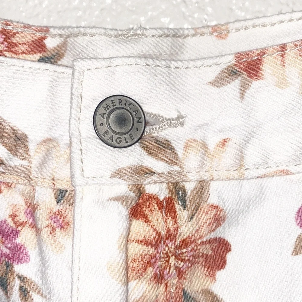 American Eagle White Floral 100% Cotton Cuffed Hem Summer Shorts - Picture 3 of 12